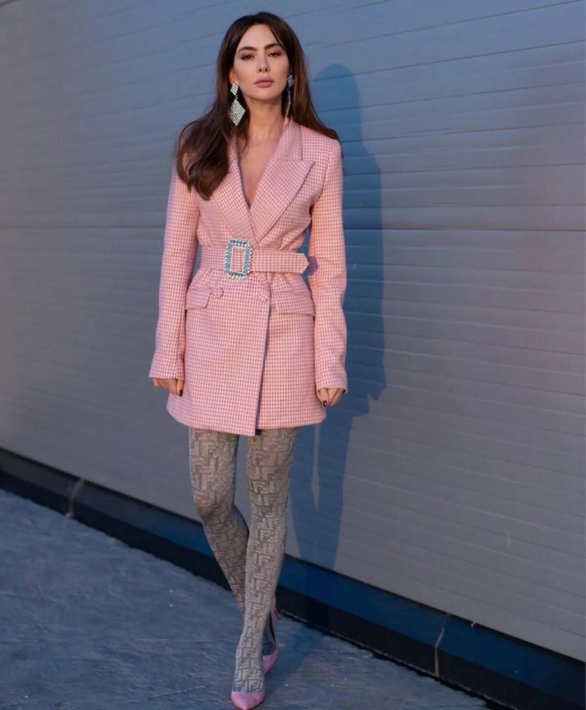 ستيفاني صليبا بجاكيت طويل باللون الوردي