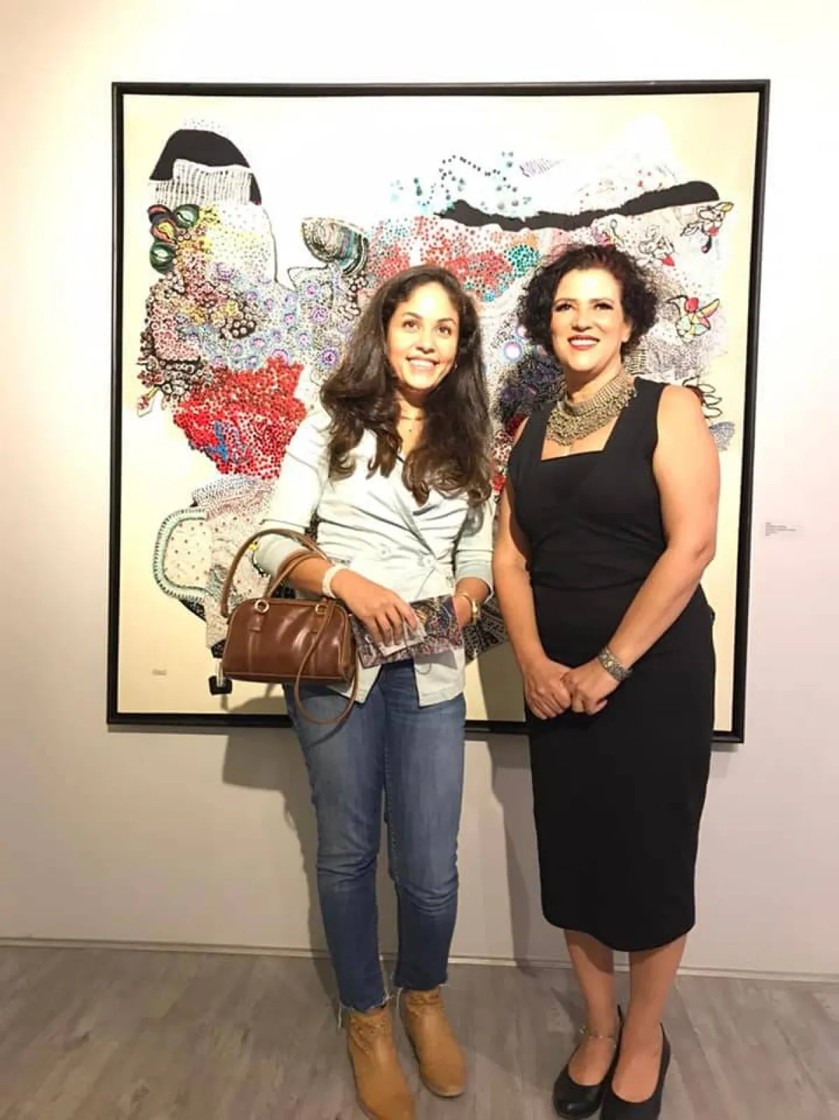 علياء الجريدي وصديقتها في معرض الرحلة