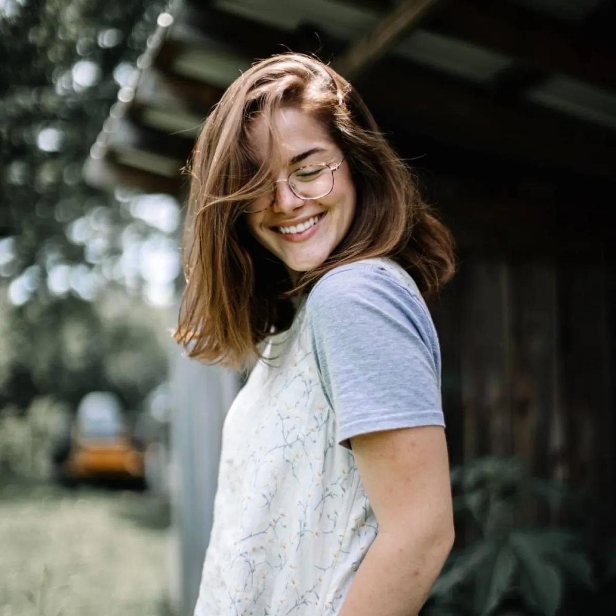 الفتاة الخجولة