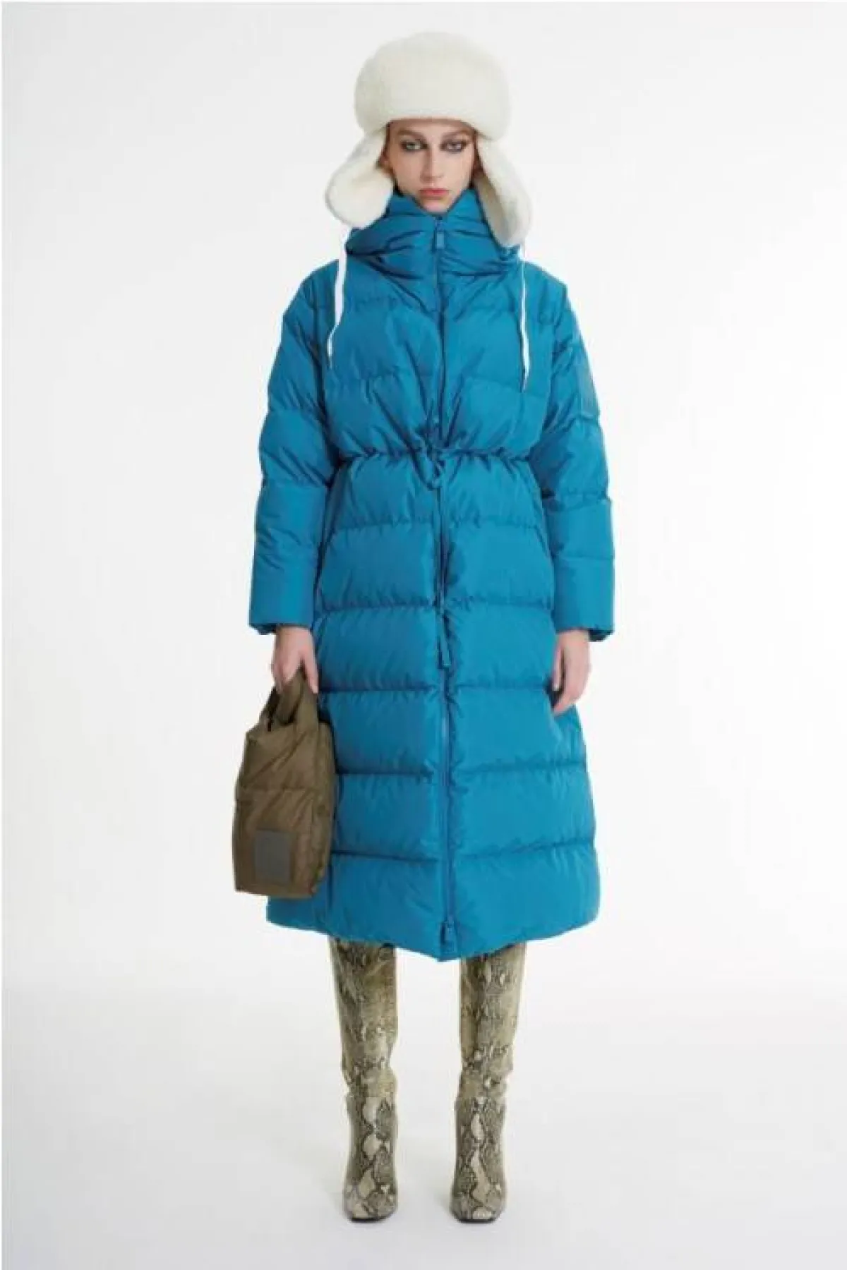 اللون الأزرق في عروض الشتاء