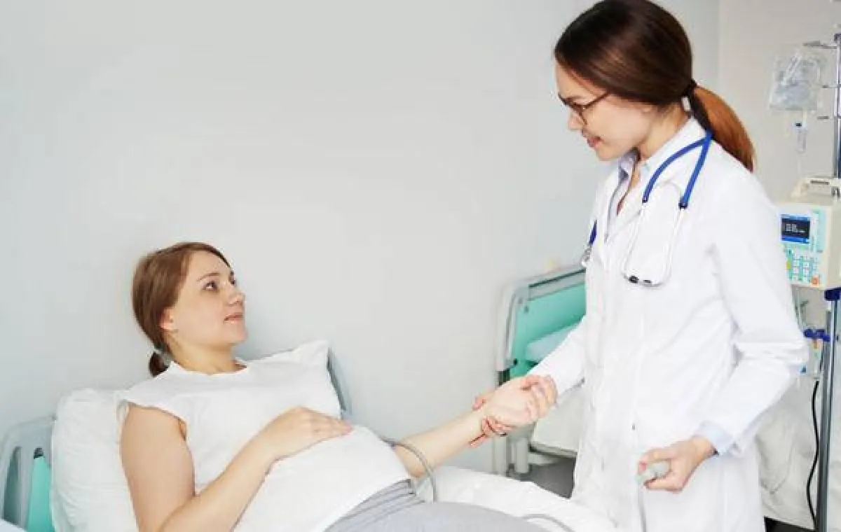 صورة لطبيبة  تتابع الحامل 