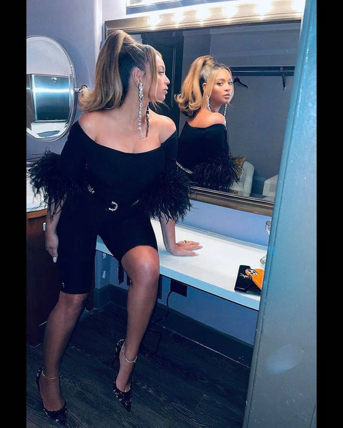 صورة اخرى من حساب بيونسيه Beyoncé تظهر الأقراط المتدلية