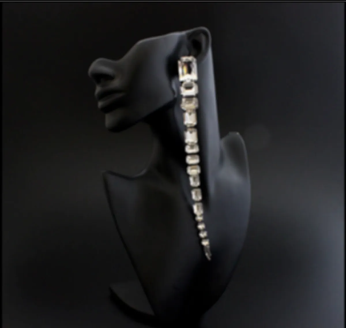 الأقراط من علامة House Of Emmanuele-الصورة من موقع المجوهرات الرسمي 