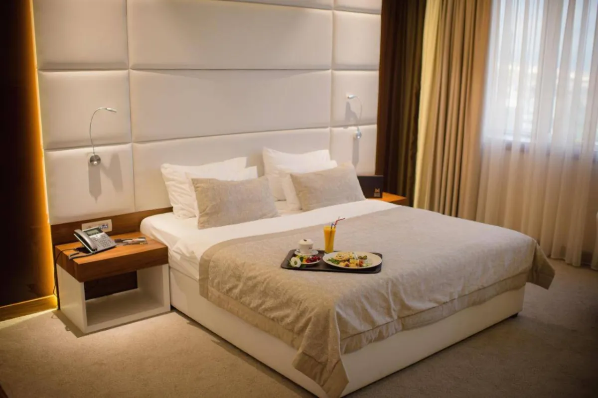 لقطة لإحدى الغرف في فندق ميباس