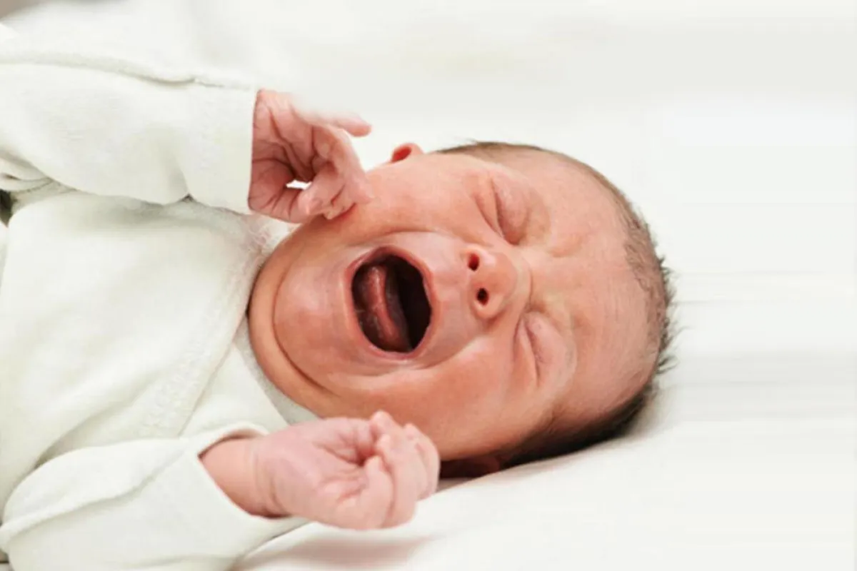 صورة لرضيع يتألم من الغازات