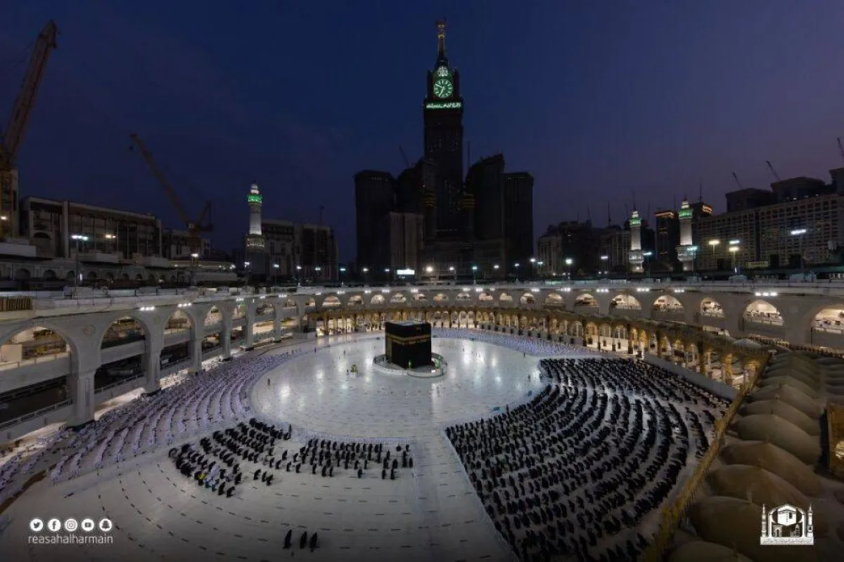 مشاهد من أول صلاة دون تباعد 