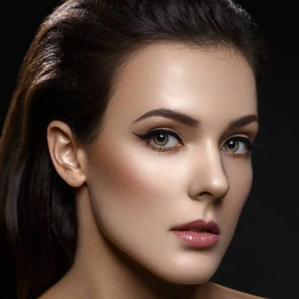 تقنيات في عالم التجميل للحصول على عيون القطة