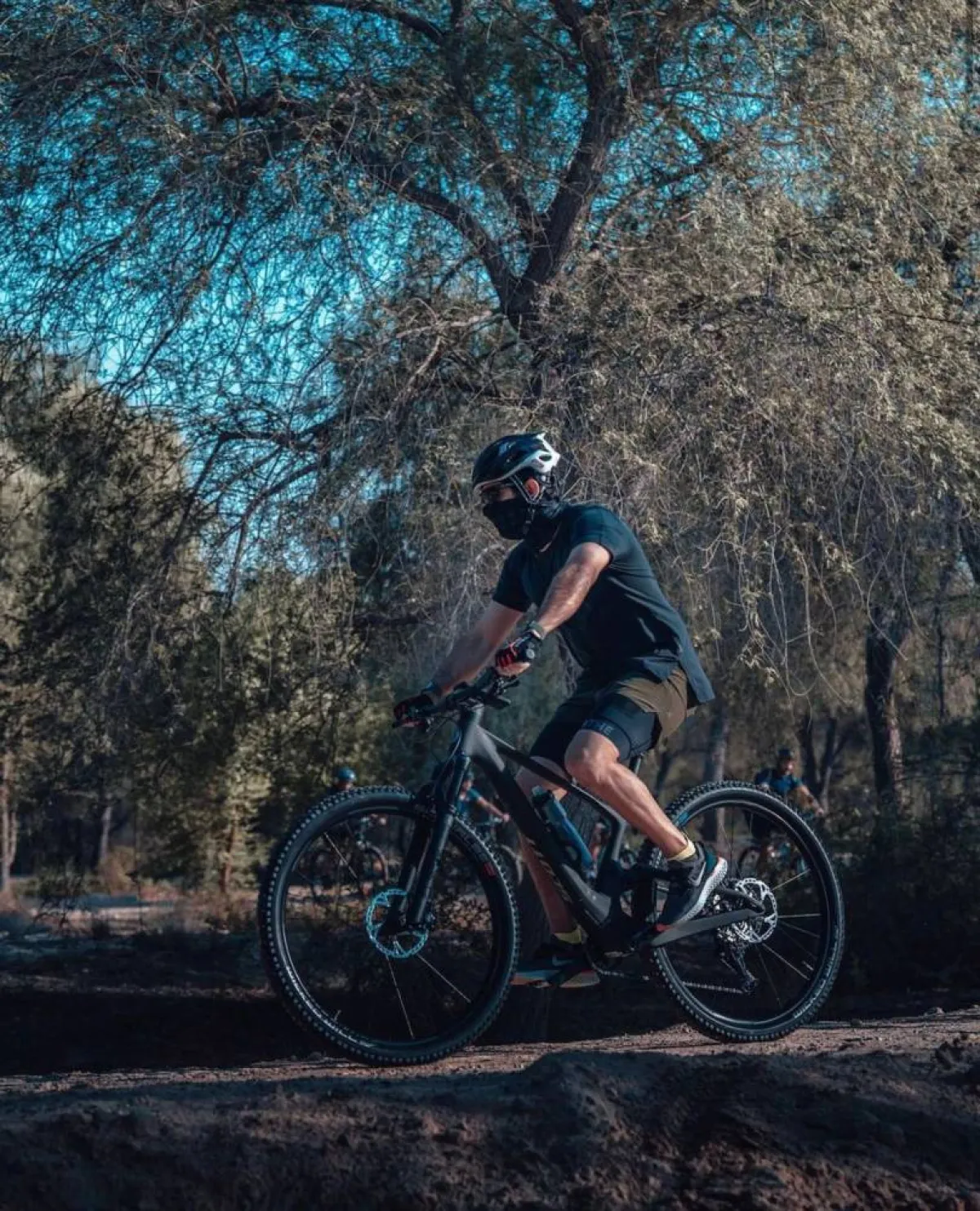 الشيخ حمدان يقود دراجته الهوائية في المسارات الجبلية بغابات مشرف الوطنية. المصدر تويتر (Hamdan bin Mohammed)