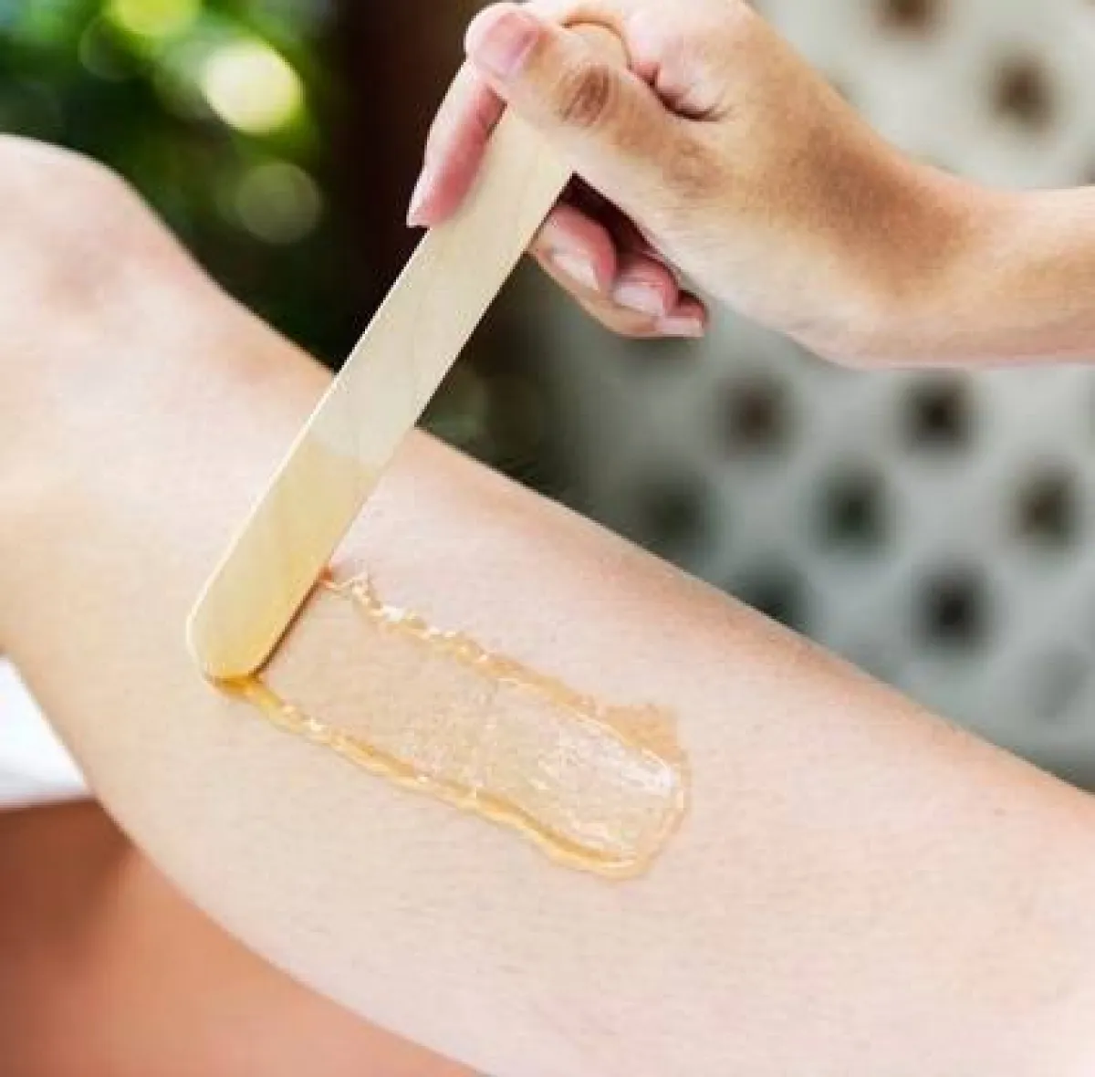 يمكن استخدام خلطات طبيعية  بنبات السعد بعد إزالة الشعر لمنع ظهوره من جديد