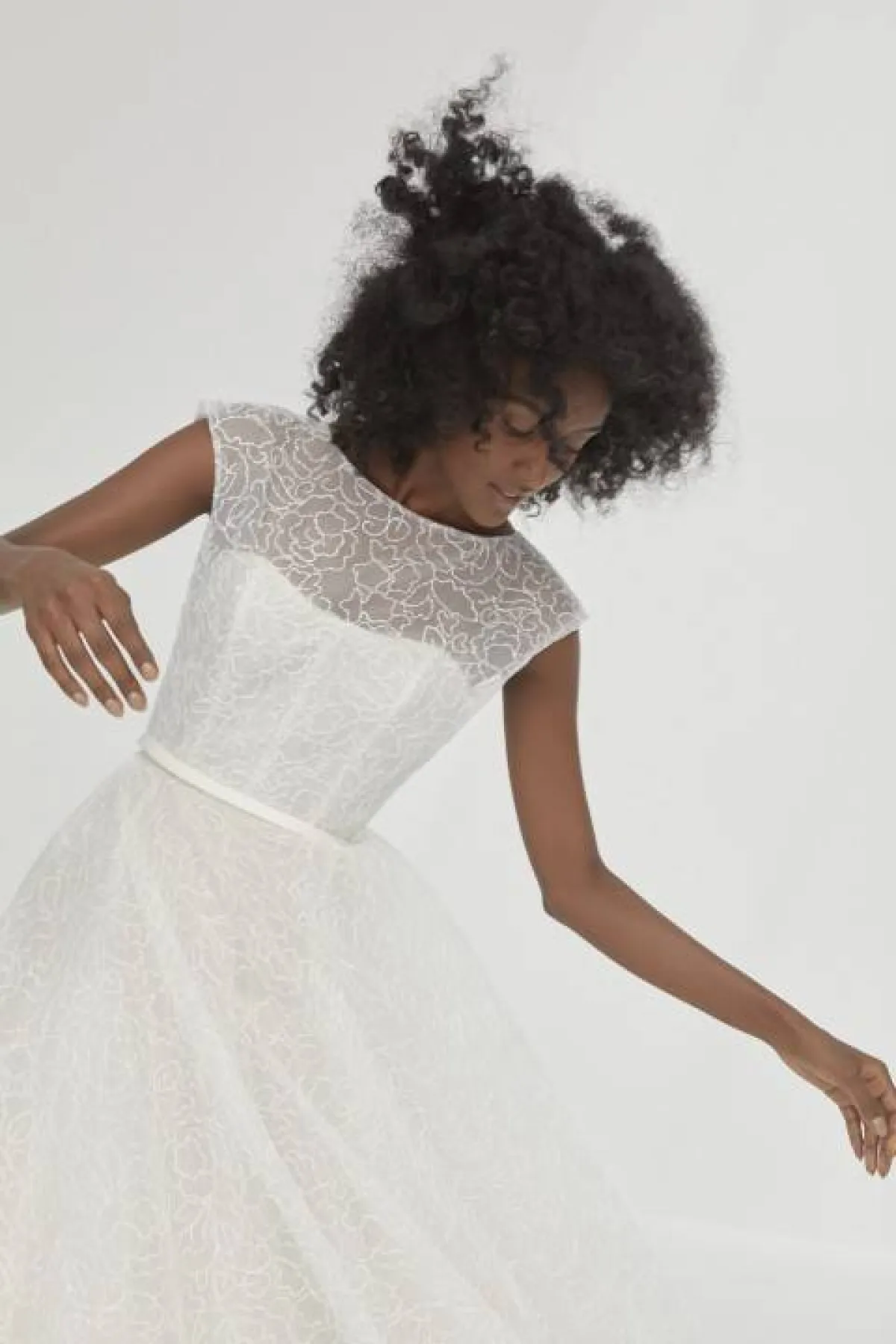 فستان خطوبة بالتطريز الناعم من أمصال  Amsal