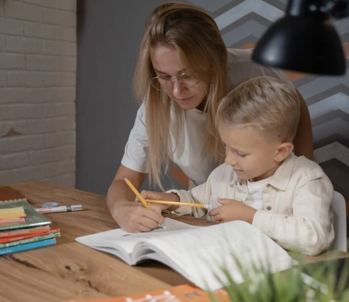 صورة لطفل يتعلم القراءة مع أمه