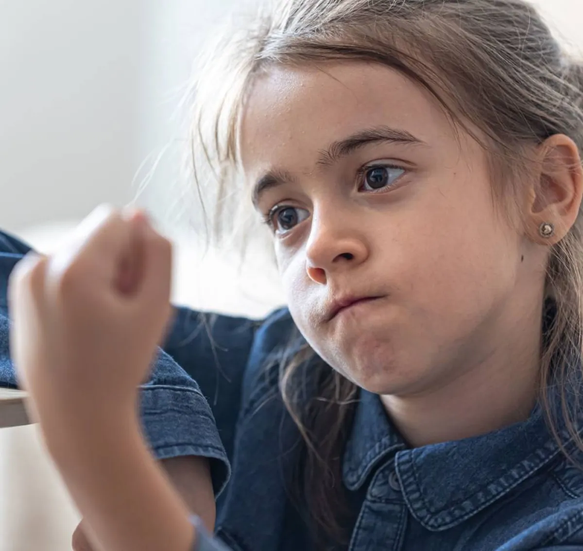 صورة طفلة تتحدى بقبضتها