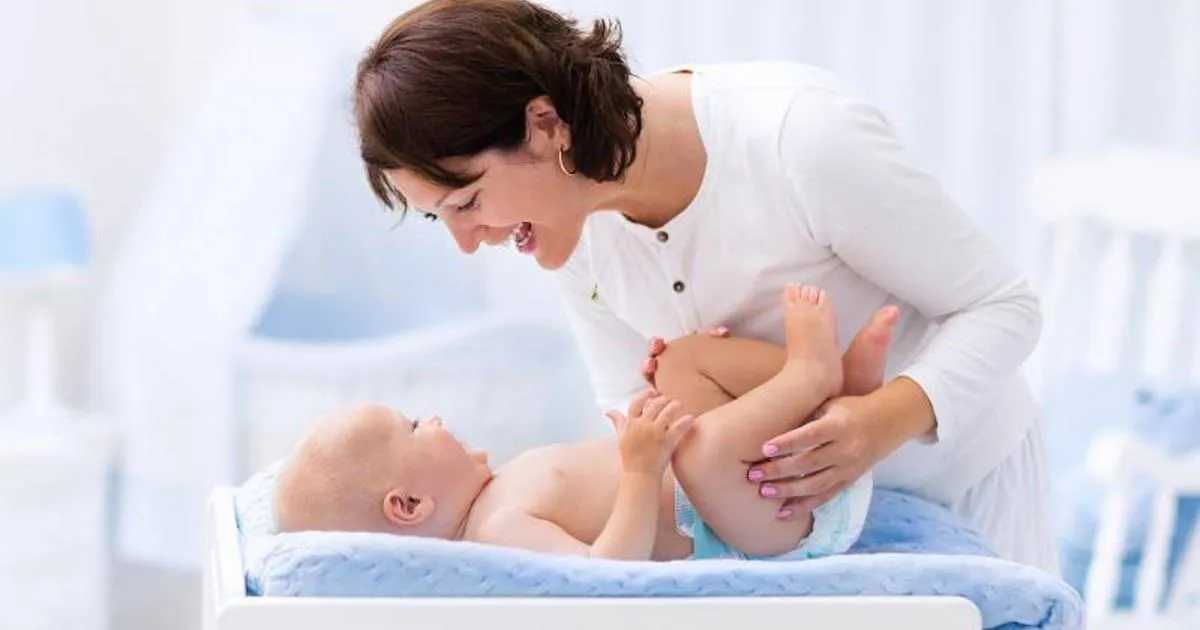 صورة لأم تتحدث مع طفلها