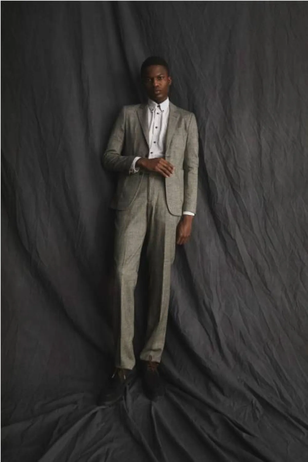 بدلة رمادية مع القميص الأبيض من بيلي ريد  Billy Reid