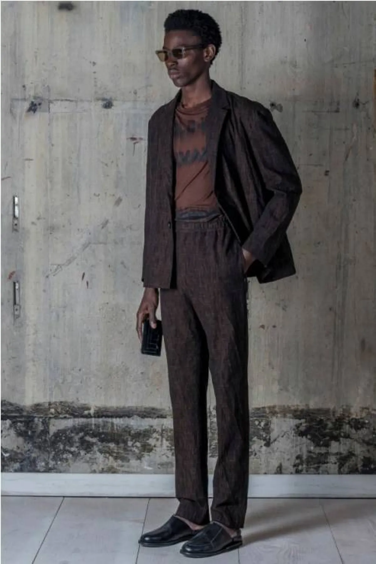 بدلة باللون البني الغامق من  اي كولد وال  A Cold Wall