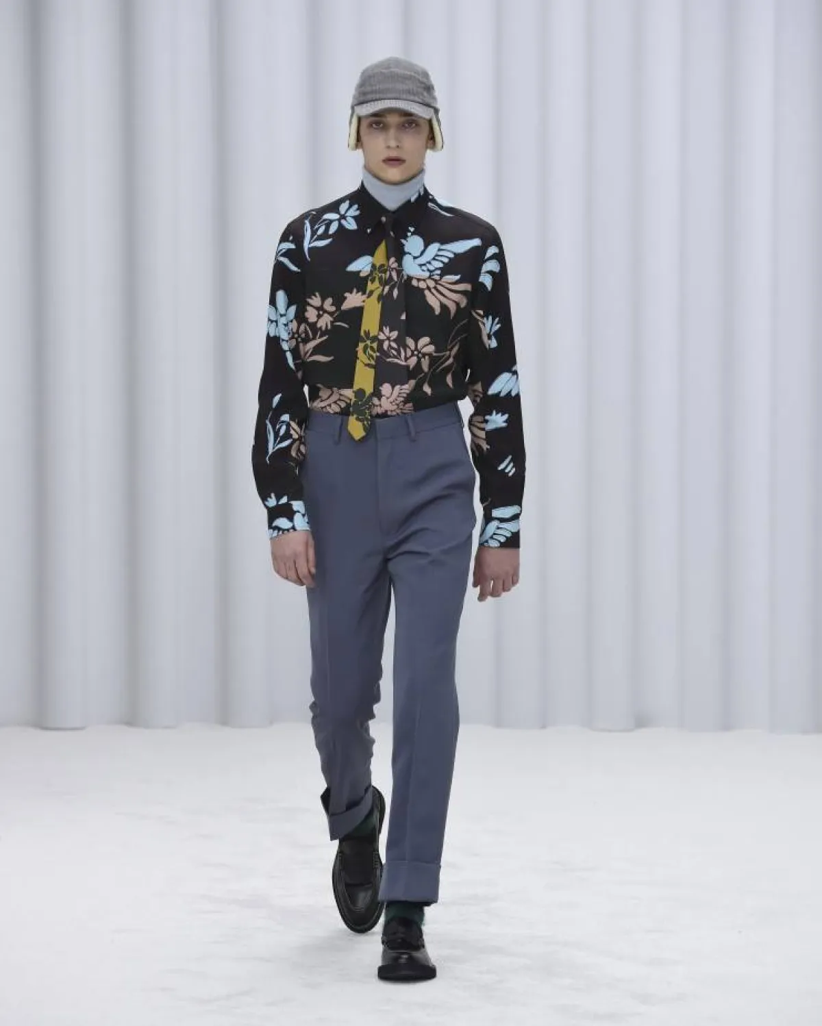 القمصان الملونة للرجل العصري