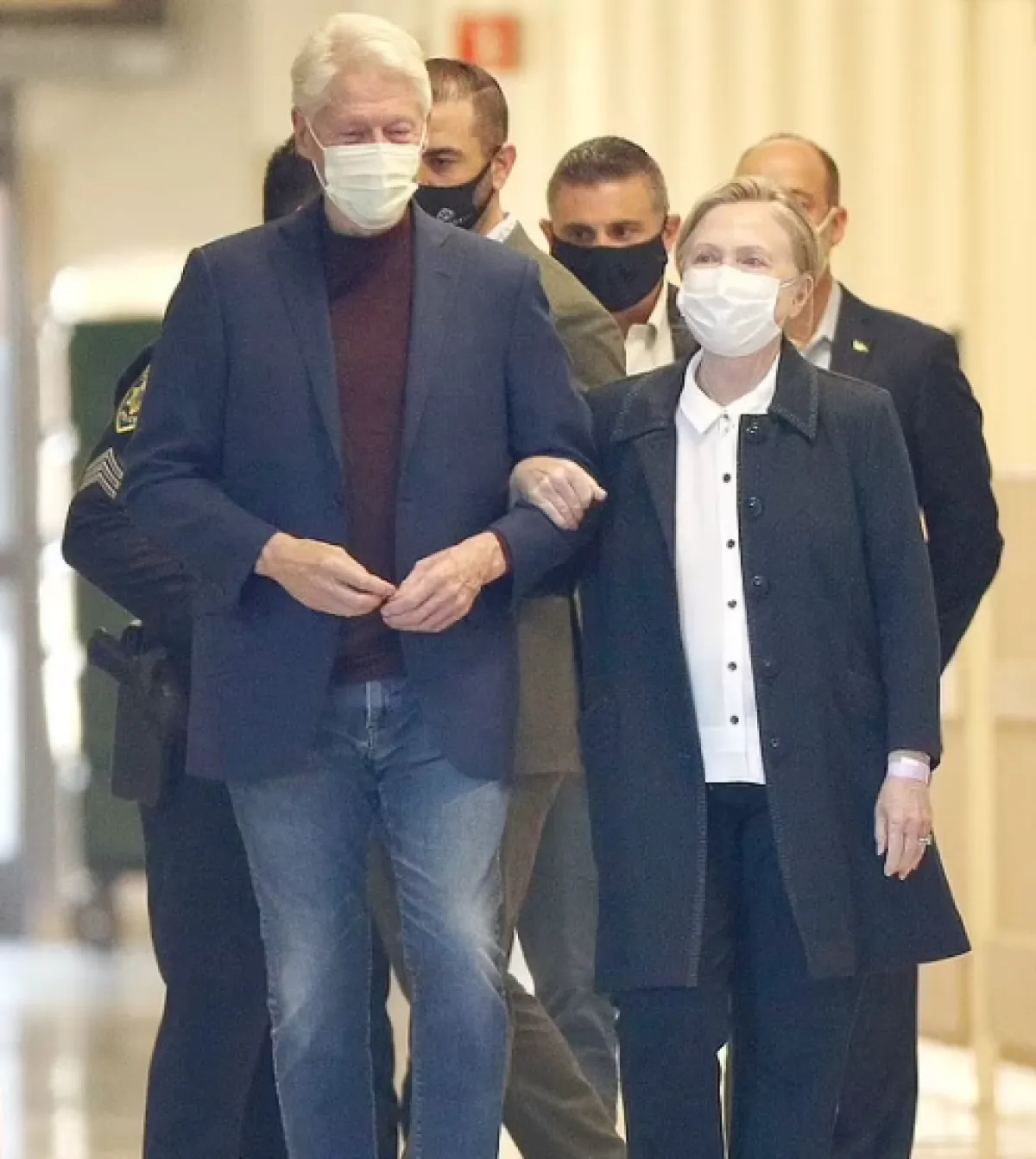 بيل كلينتون وزوجته هيلاري- الصورة من ديلي ميل