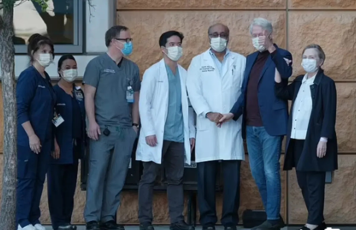 بيل كبلنتون وزوجته هيلاري على مدخل المستشفى - الصورة من ديلي ميل