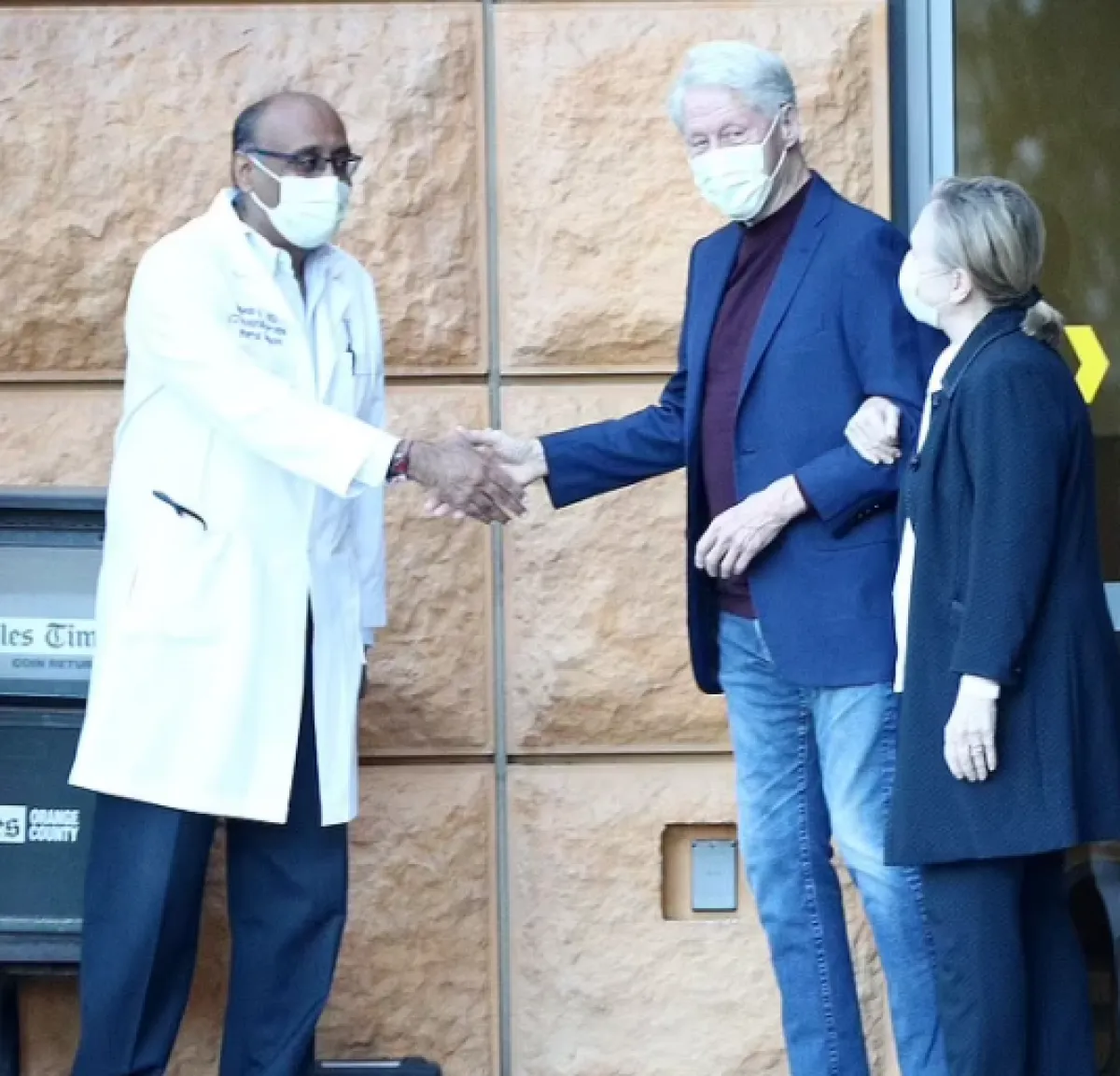 هيلاري كلينتون إلى جانب زوجها الرئيس السابق بيل كلينتون- الصورة من ديلي ميل