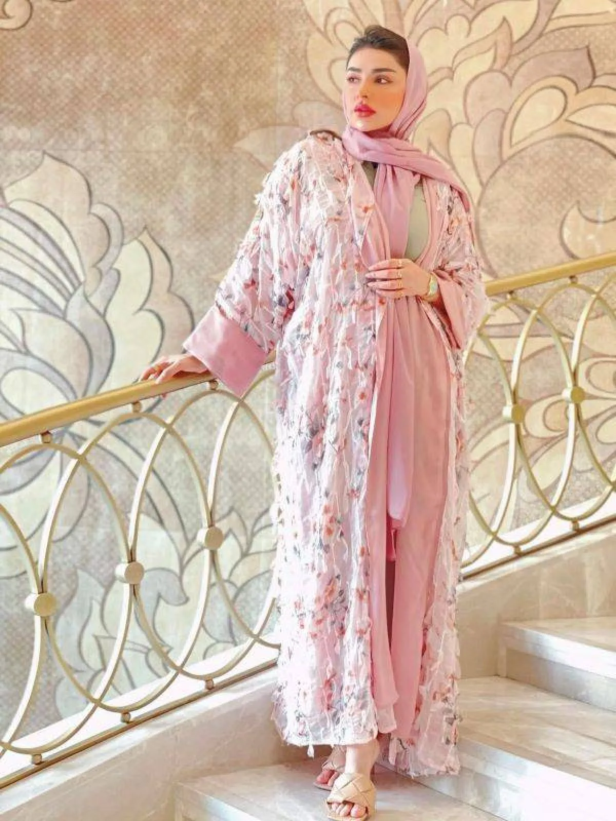 امل الانصاري بعباية مميزة