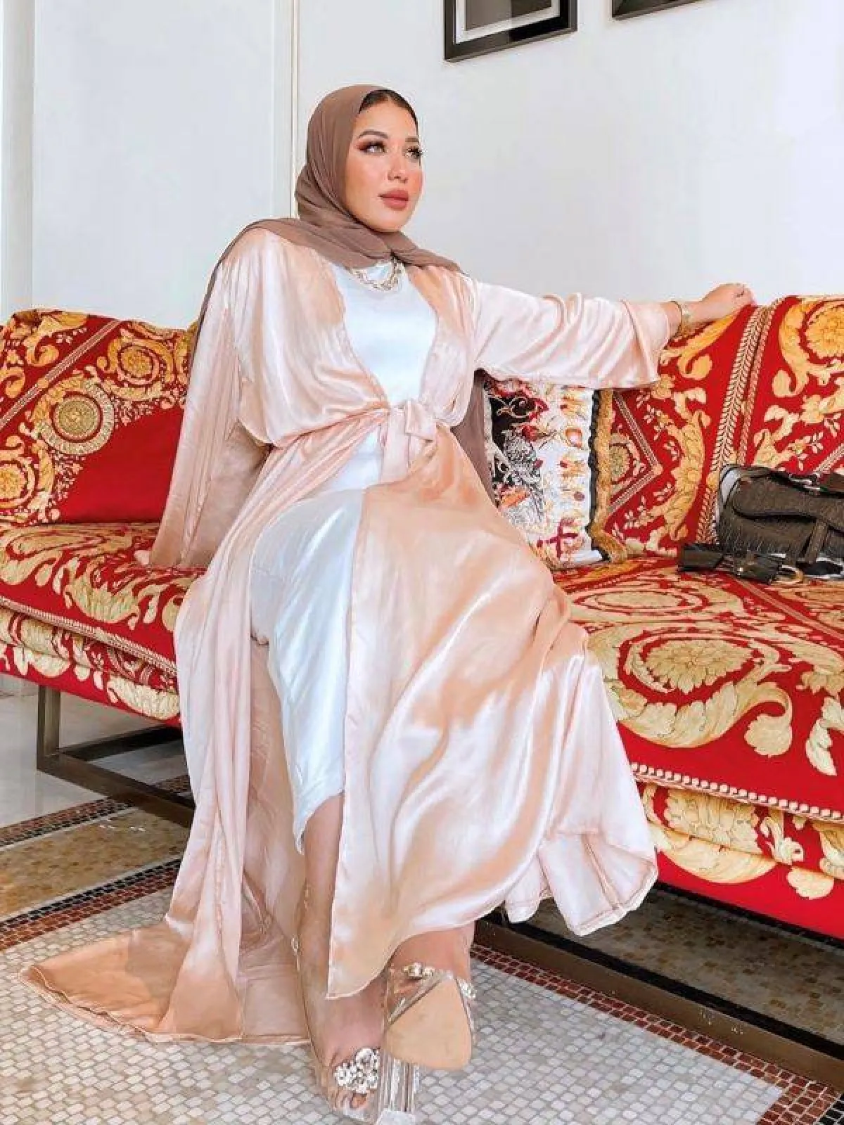 حنان الحكيم بالساتان