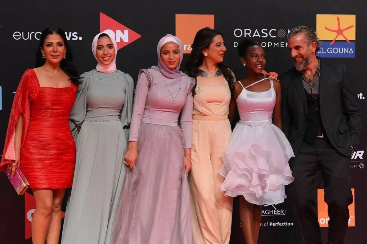 منى مع صناع الفيلم - الصورة من حساب المهرجان على إنستغرام