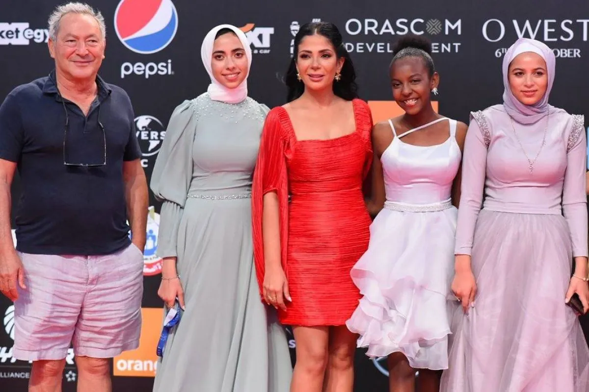 منى زكي والمهندس سميح ساويرس وفتيات فيلم بداية خيط - الصورة من حساب المهرجان على انستغرام