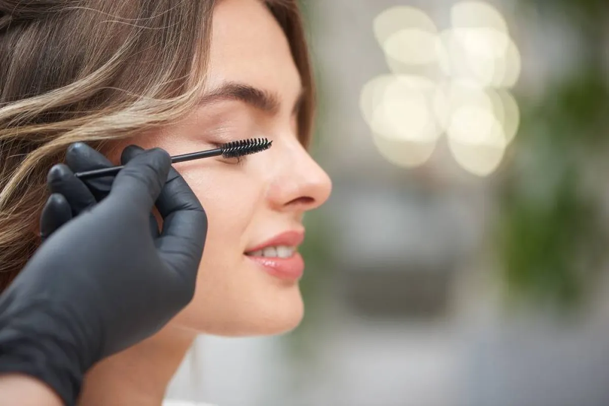 كيفية إصلاح الرموش المتكتلة؟ 