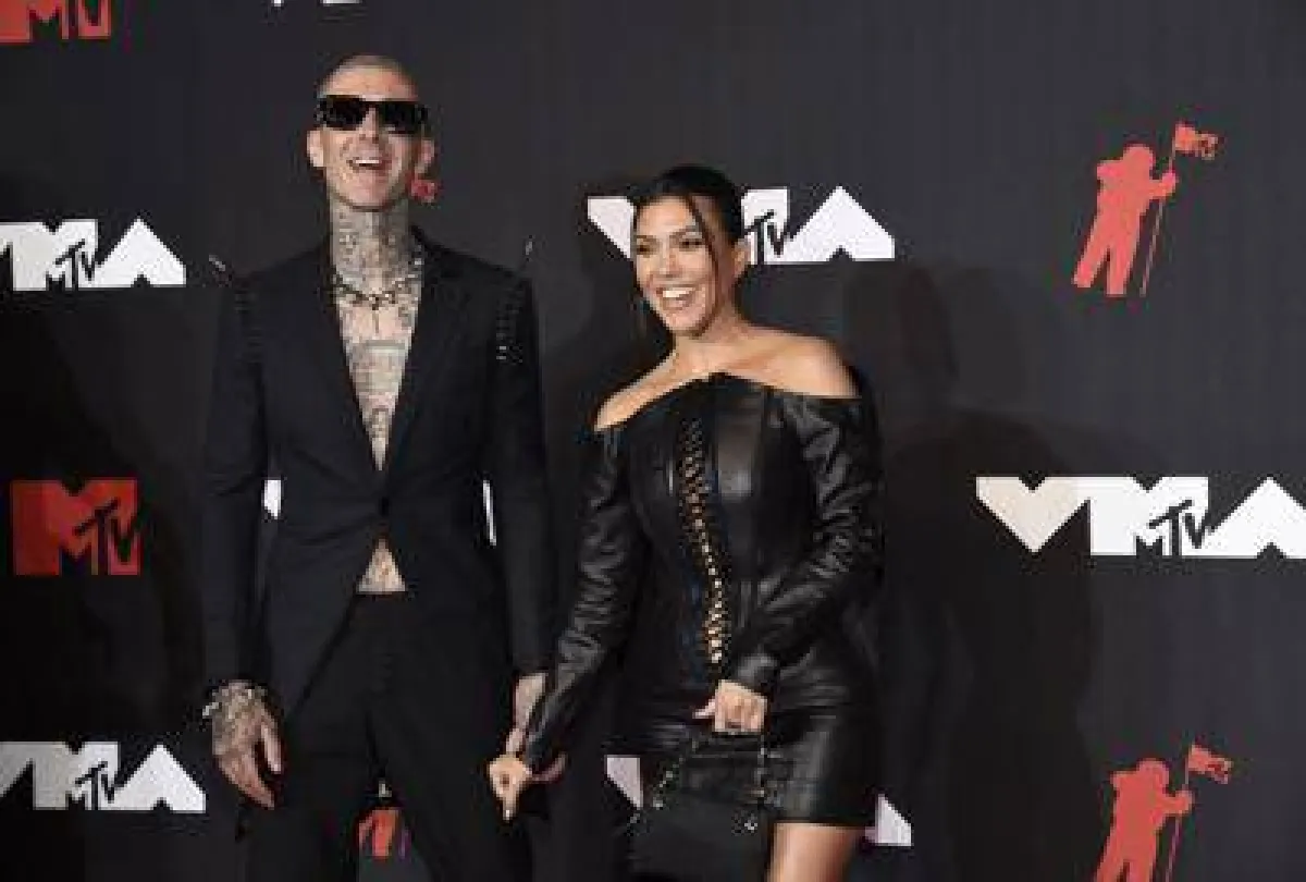 Travis Barker  وKourtney Kardashian - الصورة من AP نيوز