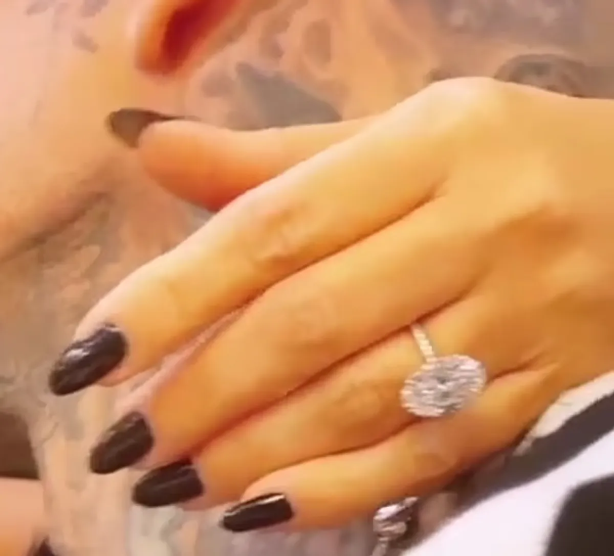 خاتم خطوبة كورتني كارداشيان- دايلي مايل