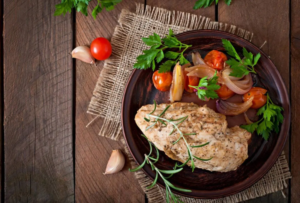 صورة لطبق من لحم الدجاج والخضراوات