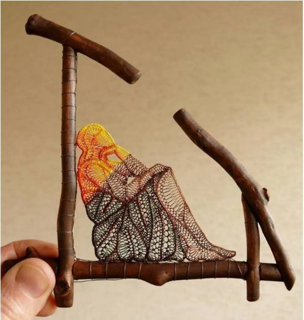 فن الدانتيل - سيدة تفكر