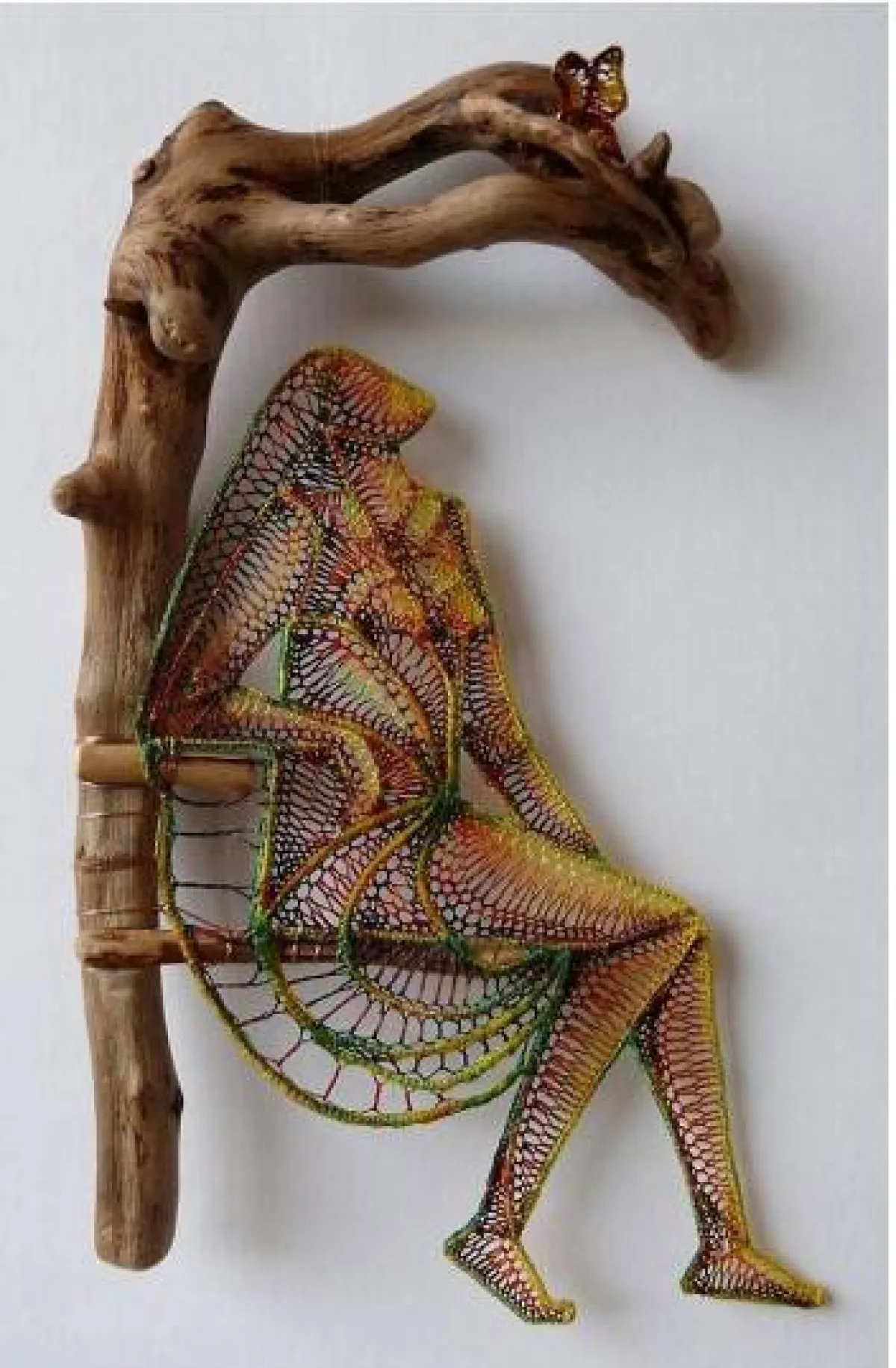 فن الدانتيل - سيدة مغزولة تنظر لفراشة