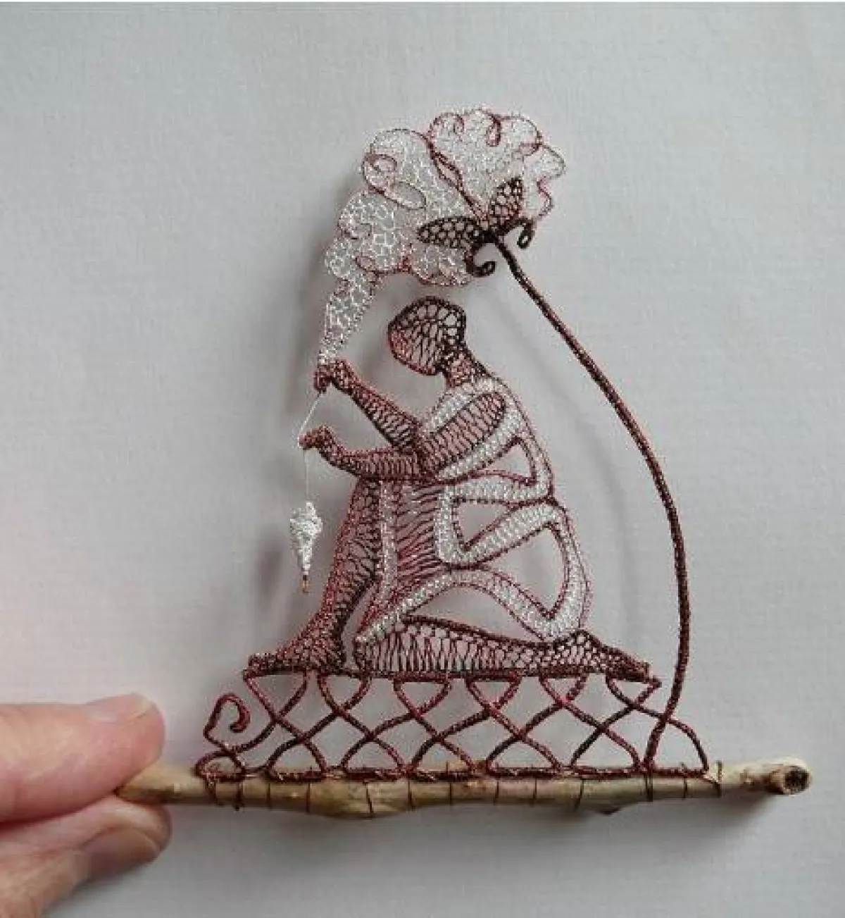 فن الدانتيل - سيدة تجلس فى الحديقة