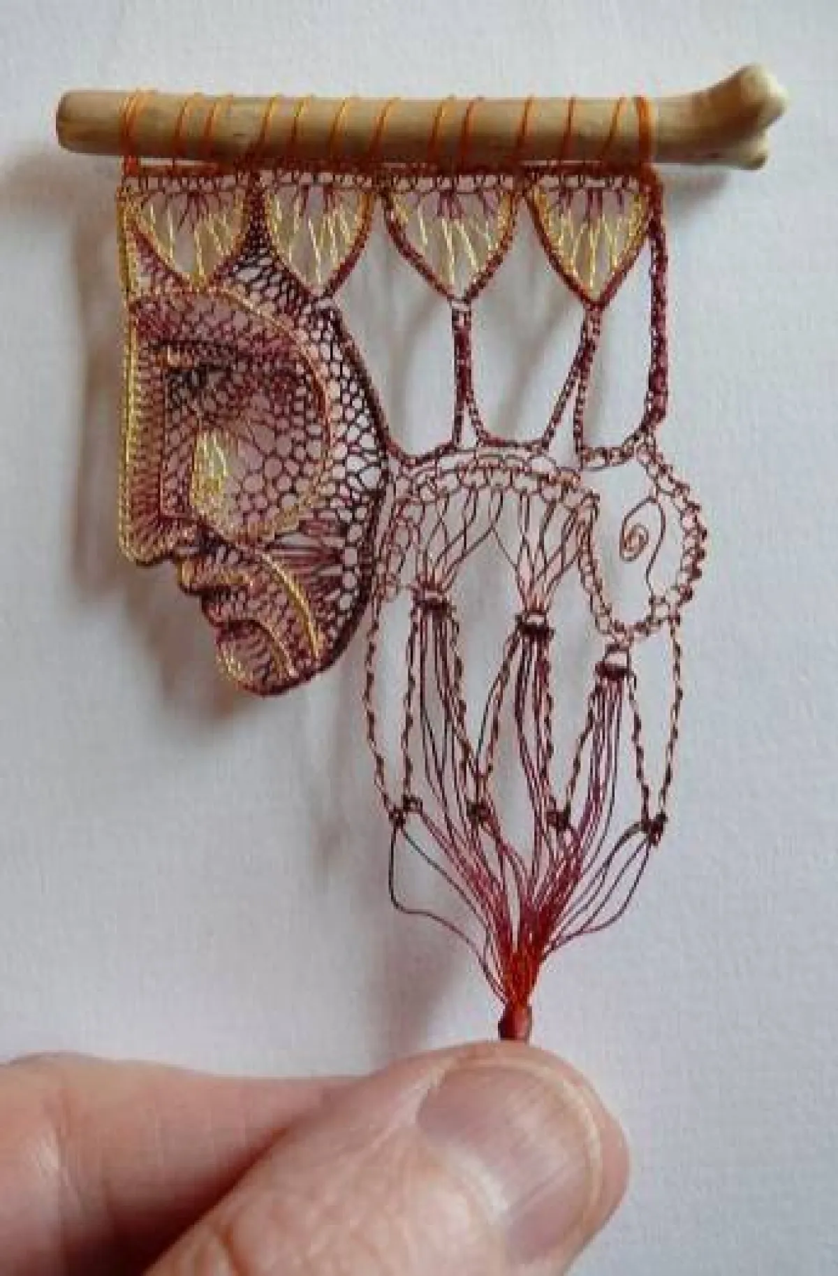 فن الدانتيل وجه سيدة