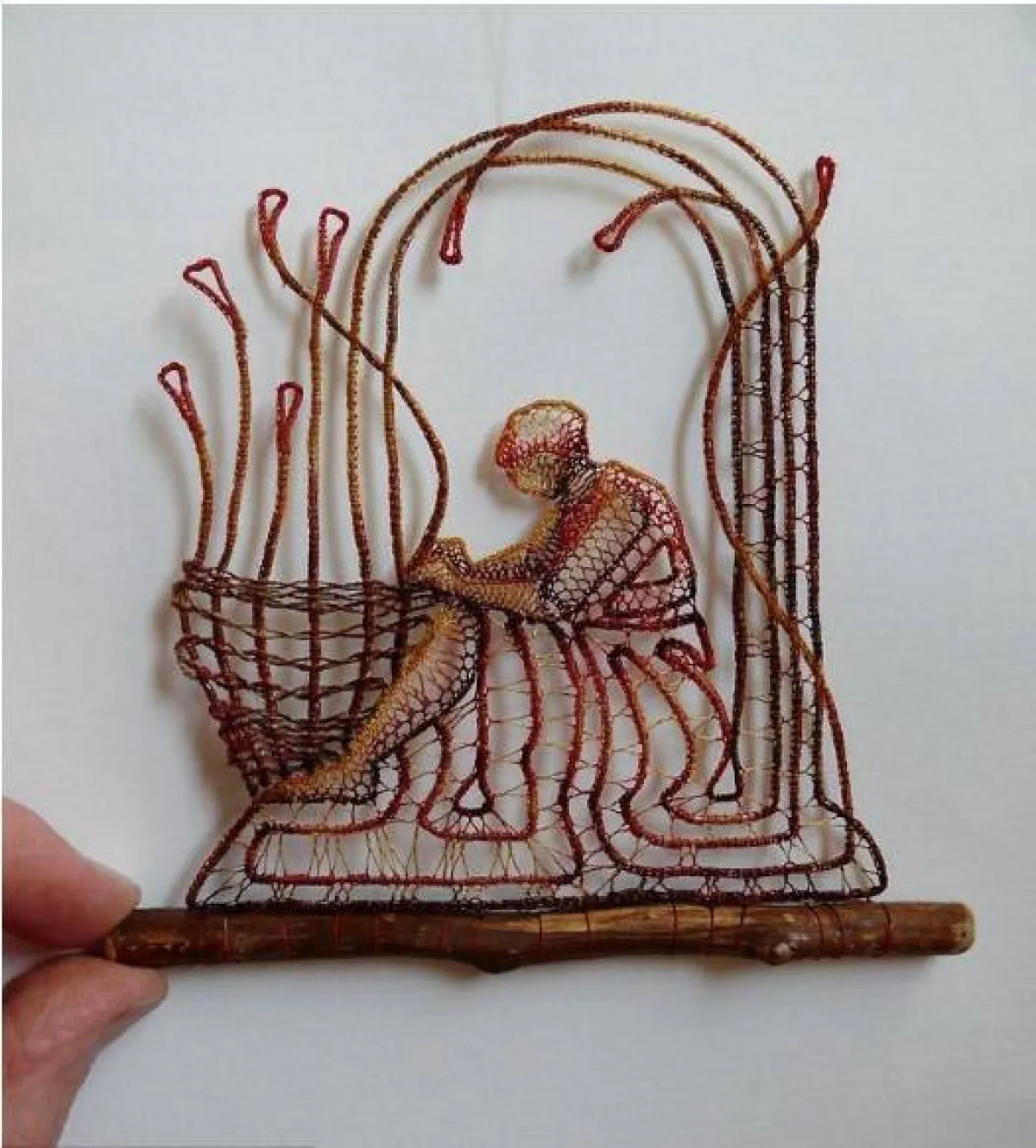 فن الدانتيل - سيدة تهتم بما تزرعه فى أصيص للزرع