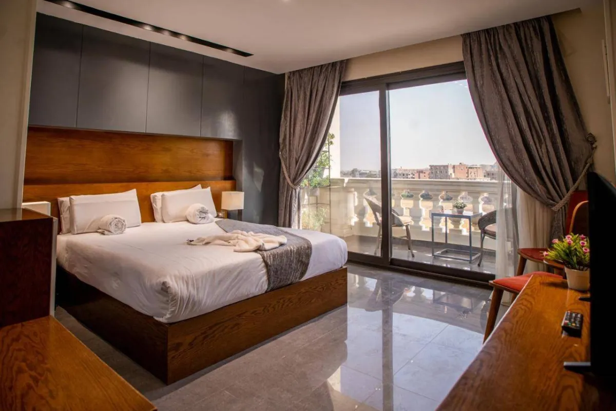 فندق بيراميدز ايز