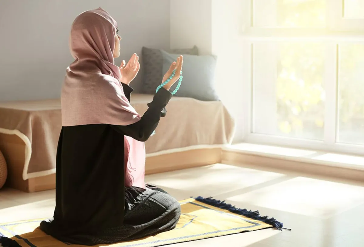  سيدة تدعو الله سبحانه وتعالى في رجاء