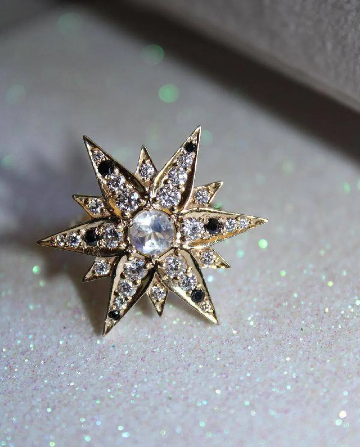 منى زكي بخاتم TRES HERMANAS-الصورة من صفحة المجوهرات على انستغرام