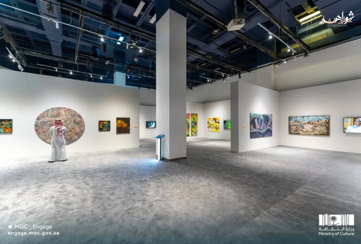 اللوحات داخل معرض شواهد على الفن- الصورة من حساب ثقافتنا هويتنا على تويتر