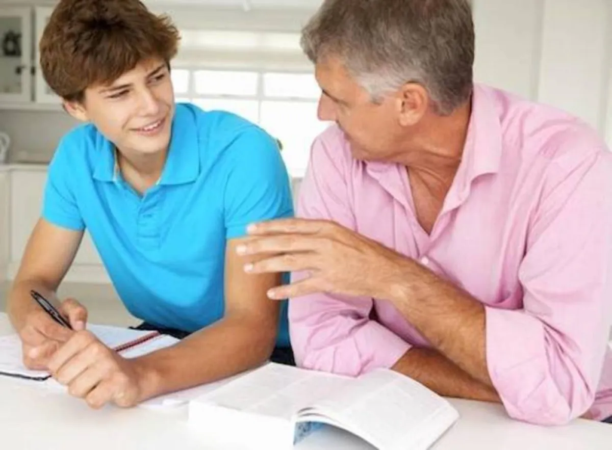 صورة لجد يتحاور وحفيده