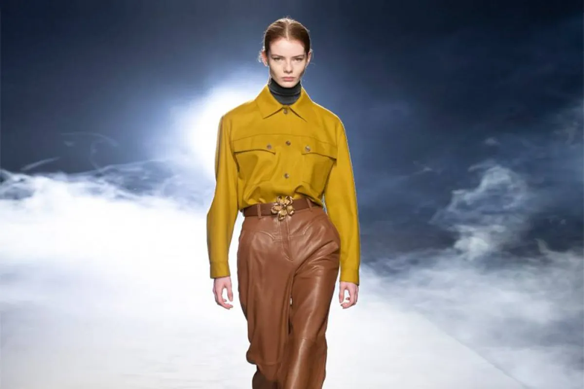 سروال جلد بني واسع بحزام على الخصر