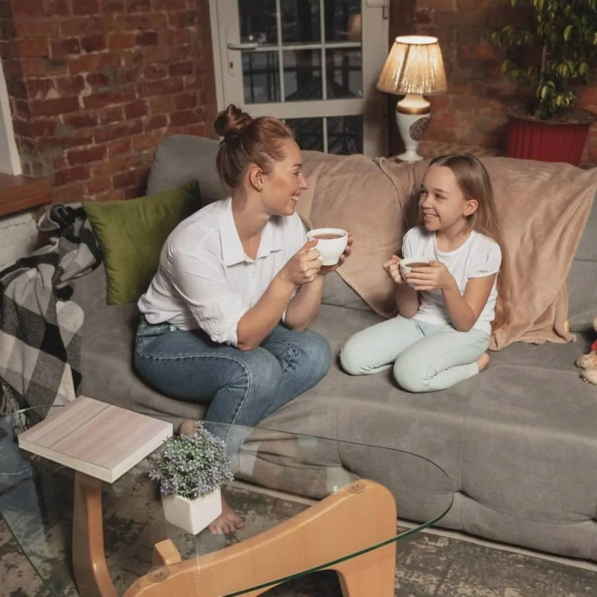 صورة لجدة تستمع لحفيدتها الصغيرة