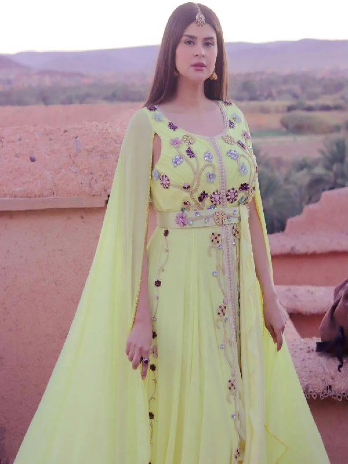 سلمى رشيد بقفطان اصفر