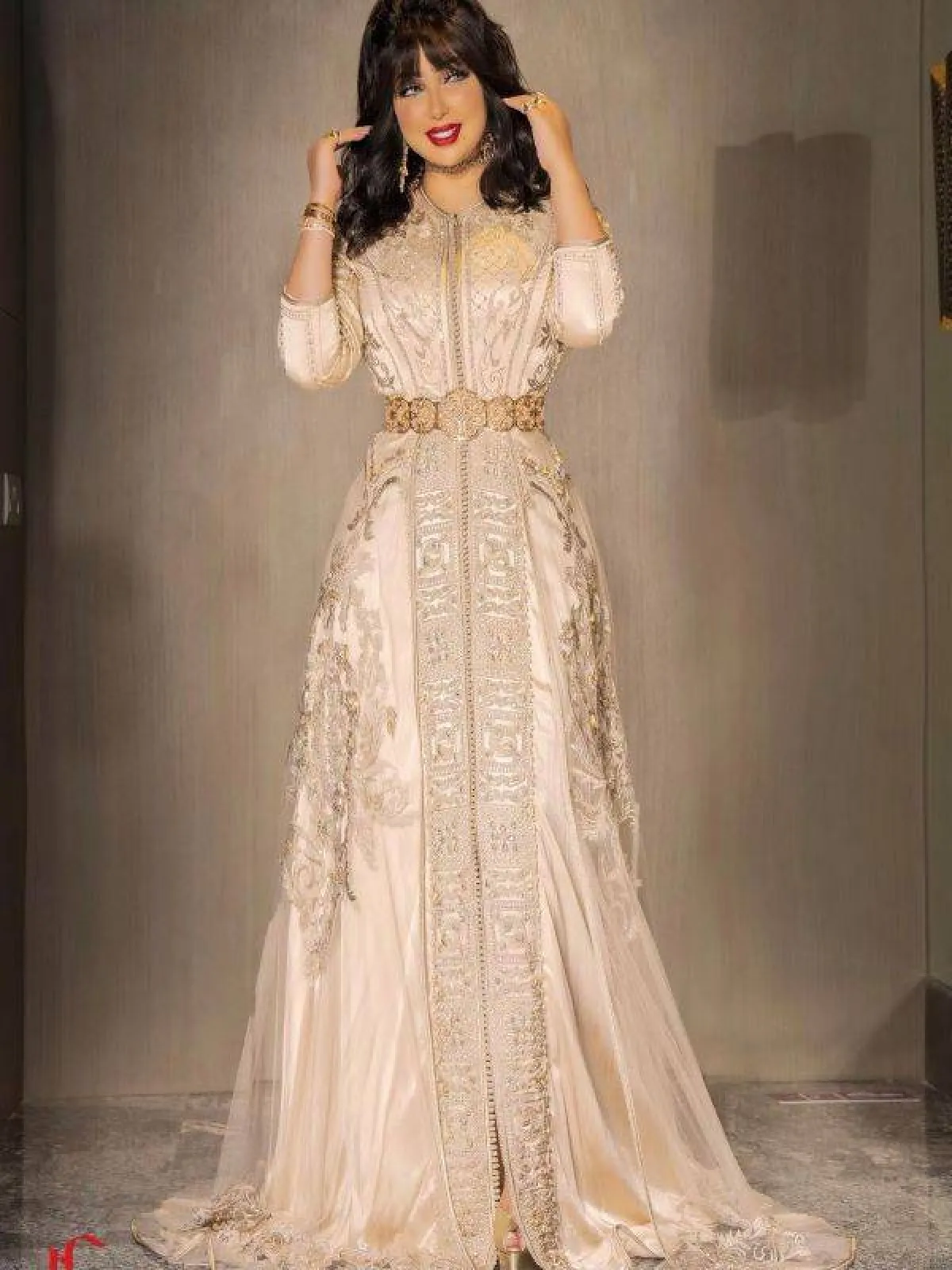 دنيا بطمة بقفطان لامع