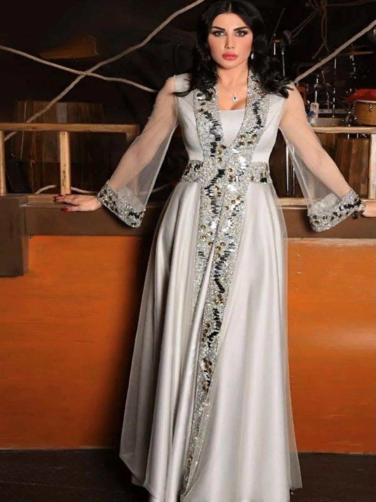 جيني اسبر بقفطان لامع