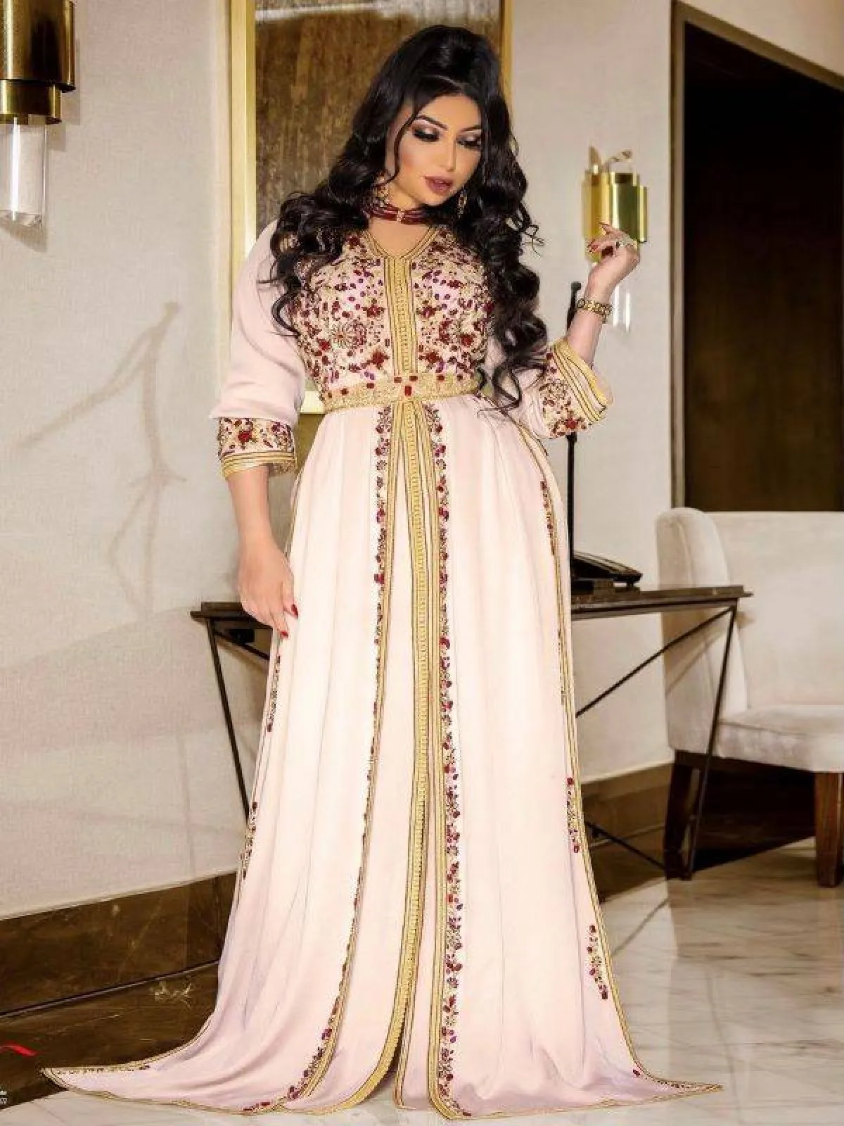 دنيا بطمة بقفطان مطرز