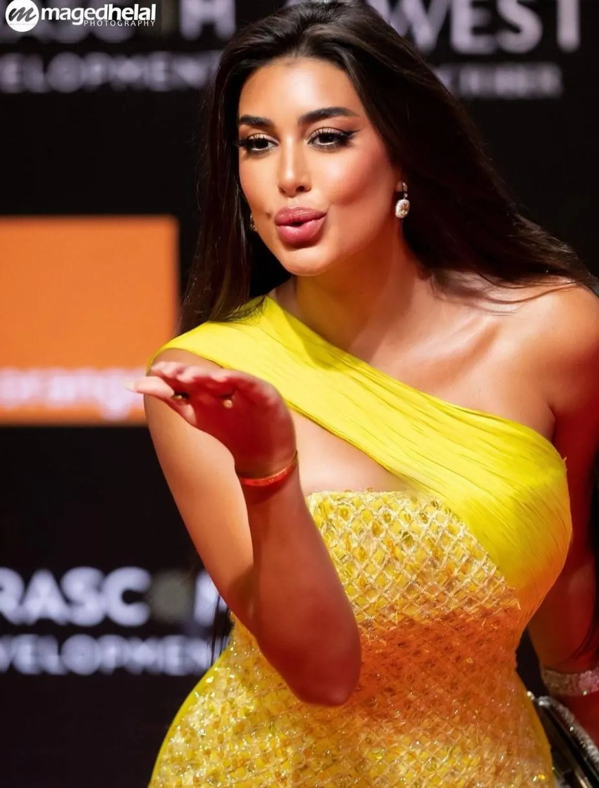 خطوات تطبيق مكياج مناسب مع الفستان الاصفر 