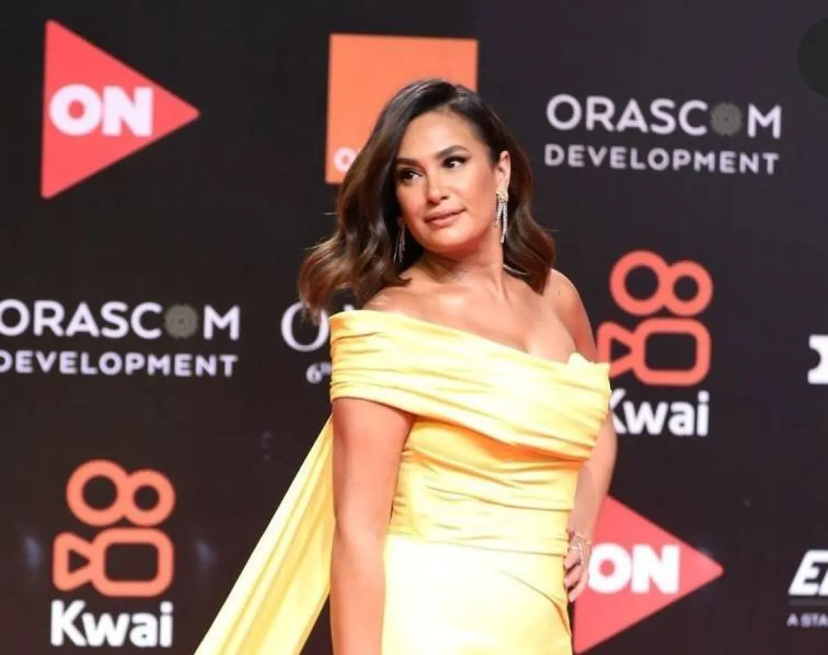 خطوات تطبيق مكياج مناسب مع الفستان الاصفر 