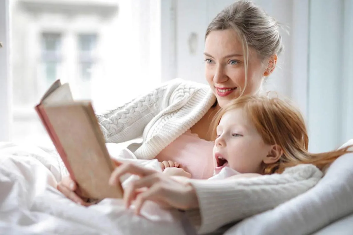 صورة لأم تحكي لطفلتها قصة